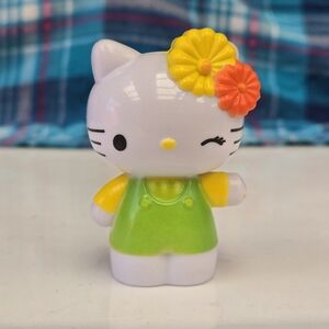 🍒🍒 Hello Kitty With Flowers Figurine